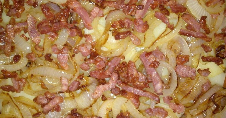 Gebakken aardappelen met spek en ui