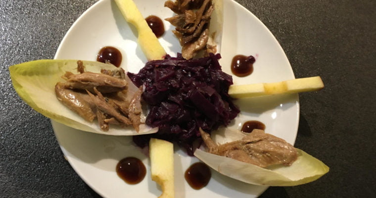 Geconfijte fazantendij op schelpjes witlof met appel, rodekool en balsamicodruppels