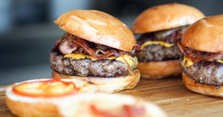 Gehaktburgers in appeljus