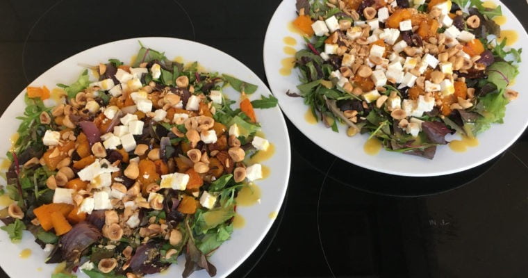 Lauwwarme salade met pompoen, hazelnoten en blauwe kaas